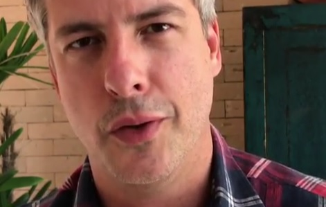 Após ser indiciado por agressão contra a esposa, cantor Victor se defende e diz que ‘faria de novo’