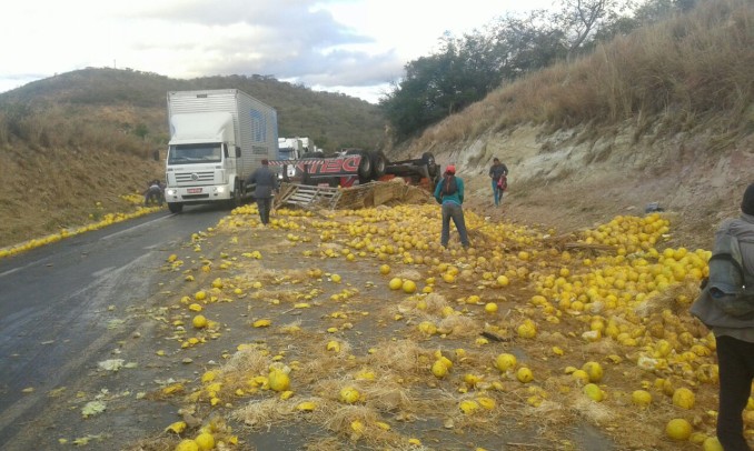 Caminhão tomba e motorista morre na BR-251