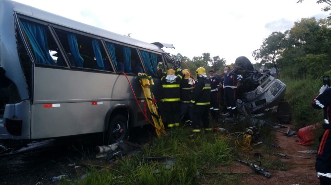 Van e ônibus batem de frente na BR-251 e dois morrem, em Minas - Estradas
