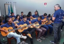 Crianças e adolescentes fabricam instrumentos musicais com madeira doada pela CENIBRA