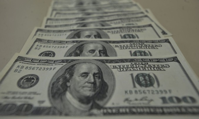 Dólar cai para menor valor em dois meses