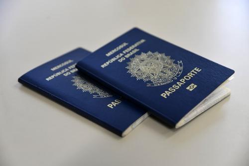 Secretário promete liberar verba para retomar emissão de passaportes