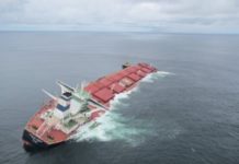 Marinha afunda navio encalhado na costa do Maranhão