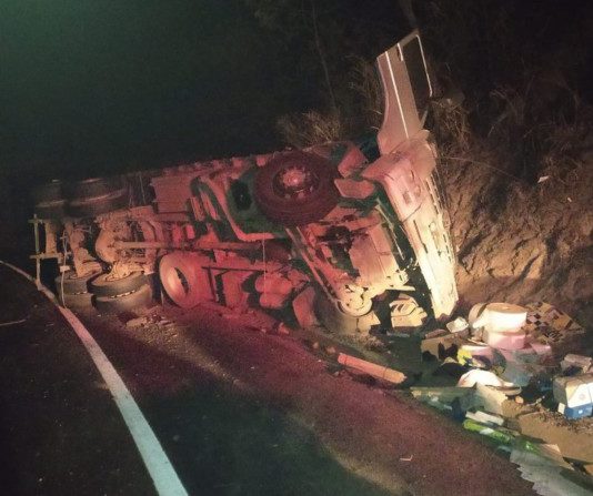 Acidente com carreta deixa dois feridos na BR-251, no Norte de Minas
