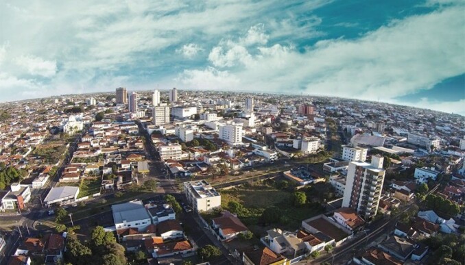 Idoso é indiciado após usar documento de irmão falecido para receber vacina contra Covid-19 em Minas