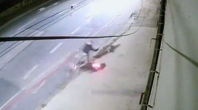 Assaltante “voa” de escadaria e cai em avenida de BH durante fuga