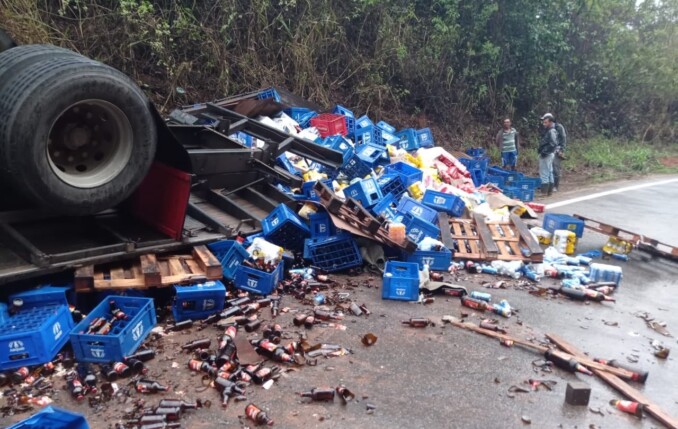 Caminhão carregado com garrafas de cerveja tomba na MGC-120, entre Capelinha e Água Boa