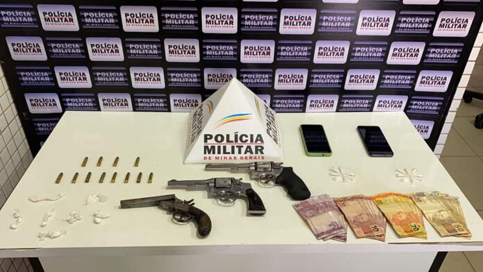 Polícia detém duas pessoas e apreende três armas durante baile funk no Leste de Minas