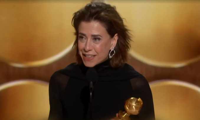 Fernanda Torres recebe Globo de Ouro por atuação em Ainda Estou Aqui