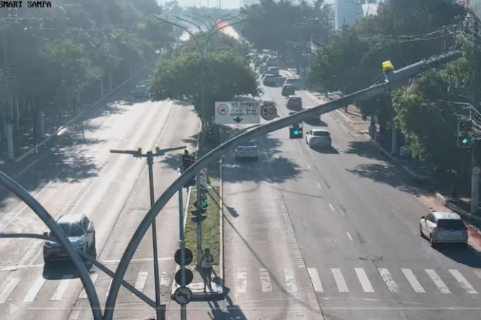 Avião de pequeno porte cai na Zona Oeste de São Paulo