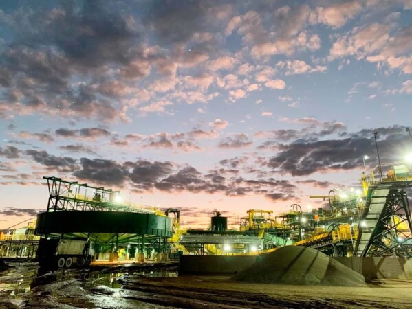 Planta Industrial Greentech da Sigma Lithium ao entardecer, no Vale do Jequitinhonha